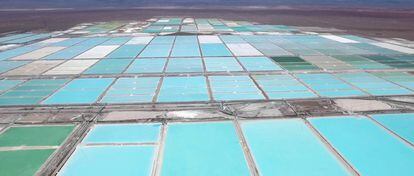 Salar de Atacama (pozos de potasio y litio) de la empresa chilena SQM. 