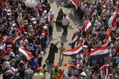 Voluntarios forman un pasillo entre hombres y mujeres para evitar agresiones sexuales en la concentraci&oacute;n anti-Morsi en Tahrir. 