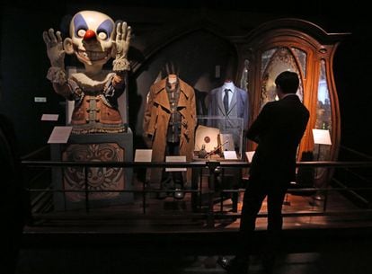Un visitante observa trajes y otros elementos que configuran la exposición.