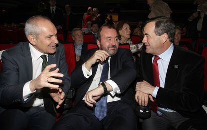 El director del diario El País, junto con el consejero delegado de PRISA, José Luis Sainz y el polítco José Bono.