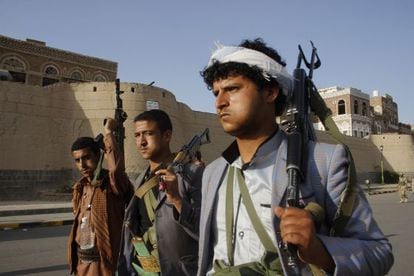 Un grupo de huthíes se manifiestan con sus armas contra los bombardeos árabes en Saná.