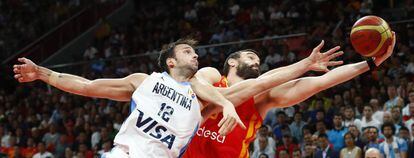 Delía lucha por la pelota con Marc Gasol.