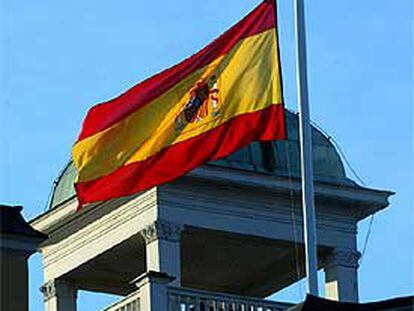 La bandera española, a media asta en la Embajada en Estocolmo.
