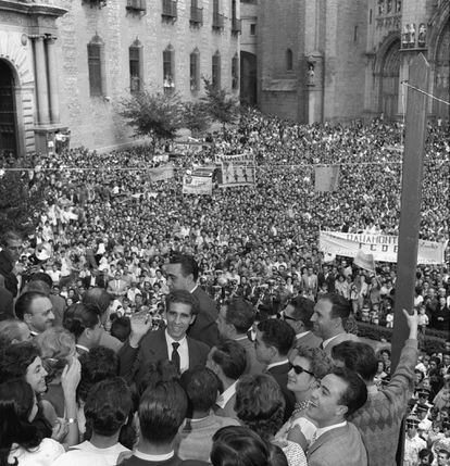 El ciclista Federico Martín Bahamontes, desde el Balcón del Ayuntamiento de Toledo, saluda a los vecinos durante su nombramiento como Hijo Predilecto de Toledo, el 20 de septiembre de 1959.