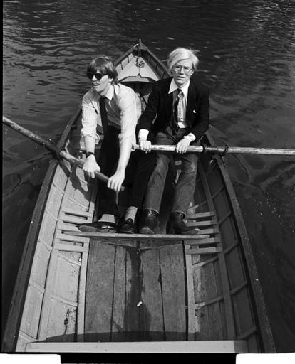 Warhol y Makos dan un paseo en barca en París en los años ochenta.