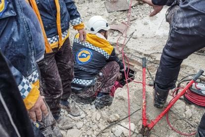 Un equipo de rescate localiza a un superviviente entre los escombros en la ciudad siria de Afrin. 