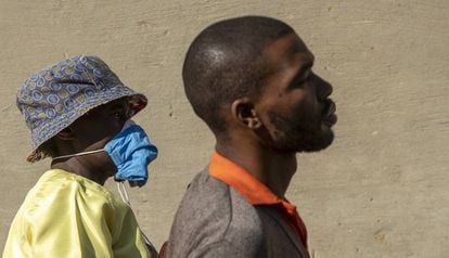 Una mujer con mascarilla en las calles de Soweto, Sudáfrica. 