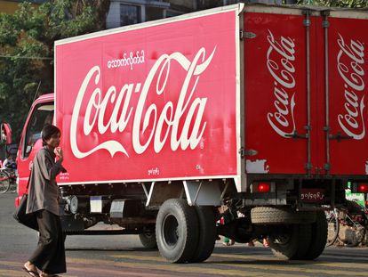 Un camión de reparto de Coca-Cola en Yangon, Myanmar, en una foto de archivo.