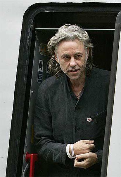 Bob Geldof, que organizó los conciertos contra la pobreza, a su llegada a Edimburgo ayer.