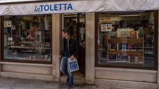 El dueño de Toletta, Giovanni Pelizzato, sale a repartir libros a domicilio el 20 de marzo, en Venecia.