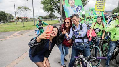 Claudia López, durante un recorrido en bicicleta por Bogotá.