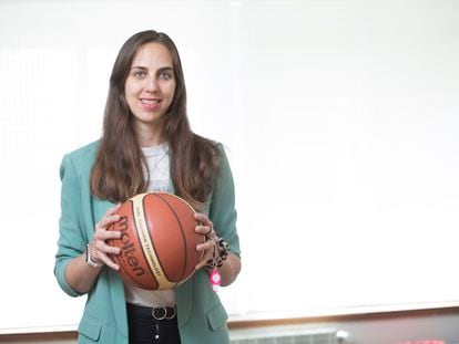 Lara Jiménez, psicóloga deportiva y árbitra de baloncesto, fotografiada en su consulta en Ávila.

 foto: Santi Burgos