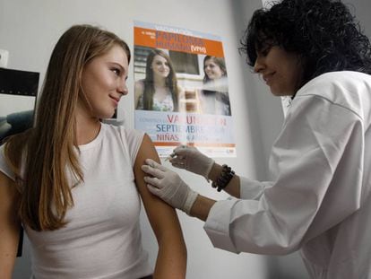 Una mujer joven recibe la primera dosis de la vacuna contra el virus del papiloma humano (VPH), en Madrid, en 2008.
