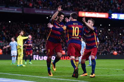Su&aacute;rez, Messi y Alba se abrazan tras marcar el penalti. 