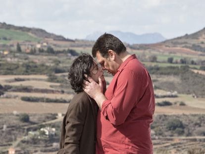 Laia Costa y Hovik Keuchkerian, en 'Un amor'.
