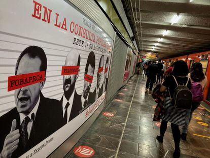 Propaganda para promover la consulta del juicio a expresidentes en el metro de la Ciudad de México, en julio de 2021.