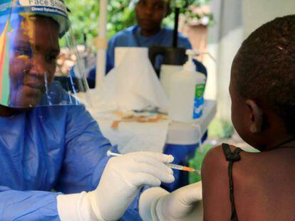 Inoculaci&oacute;n de una vacuna contra el &eacute;bola en Uganda, cerca de la frontera con la Rep&uacute;blica Democr&aacute;tica del Congo.