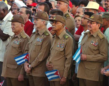 Raúl Castro (derecha), junto a varios comandantes cubanos, durante el acto del último aniversario del asalto al cuartel Moncada, en julio de 2007.