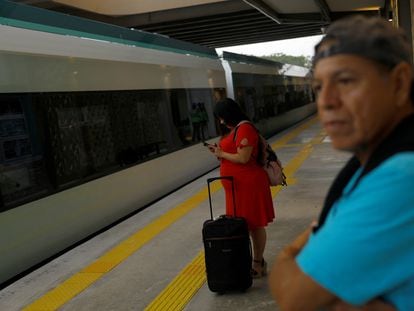 Pasajeros esperan para abordar el Tren Maya en Campeche, México, 16 de diciembre.