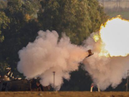 Una unidad de artillería israelí dispara cerca de la frontera entre Israel y Gaza este sábado.