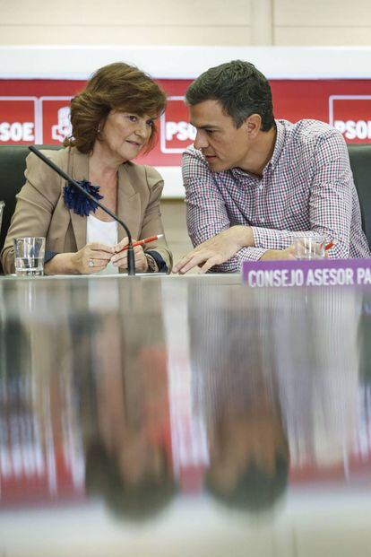 La secretaria de Igualdad, Carmen Calvo, y el líder del PSOE, Pedro Sánchez.