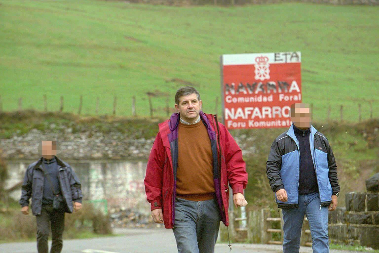Patxi Elola , concejal del PSE en el Ayuntamiento de Zarautz, con dos escoltas.Foto : Jesus Uriarte . 23 - 2 - 2004