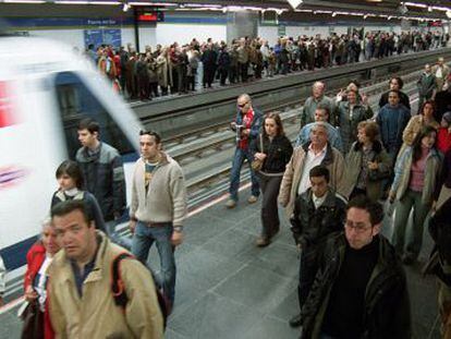 Primeros usuarios de Metrosur el día de la inauguración en 2003.
