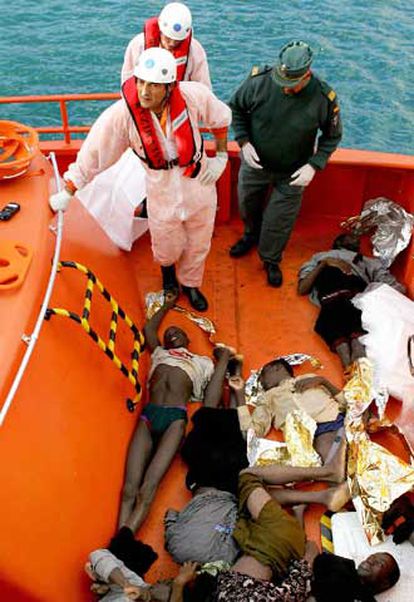 Los equipos de salvamento trasladan en barco los cadáveres de los inmigrantes rescatados en Fuerteventura.