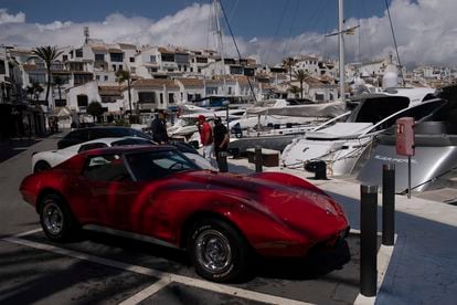Yates y coches de lujo en Puerto Banús, en la localidad malagueña de Marbella