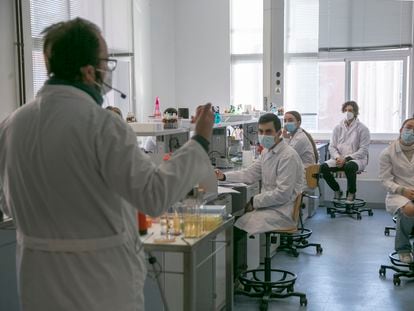 Prácticas de microbiología en la Escuela de Ingenieros Agrónomos de la Universidad Politécnica de Madrid, el 26 de noviembre.