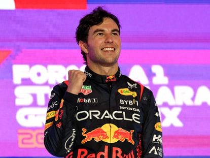 Checo Pérez celebra su victoria en el Gran Premio de Arabia Saudí, este domingo.