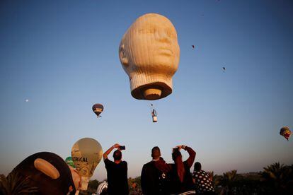 Personas observan como los globos de aire caliente vuelan durante el Festival Internacional del Globo en la ciudad israelí de Netivot.