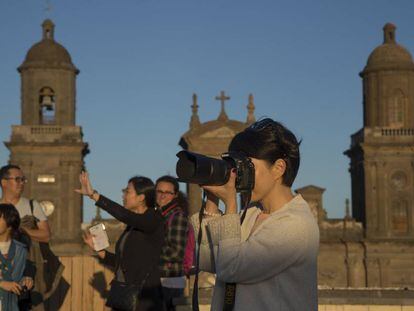 Turistas delante de la catedral de Las Palmas de Gran Canaria.