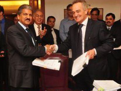 Anand Mahindra, preisdente de Mahindra Group, y Anton Pradera, presidente de CIE Automotive, el s&aacute;bado, tras la firma de la alianza estrat&eacute;gica.
