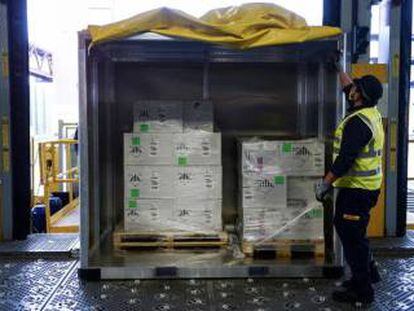 Un trabajador prepara hieleras para transportarlas por avión, en el Aeropuerto Internacional de Bruselas, este martes 1 de diciembre.