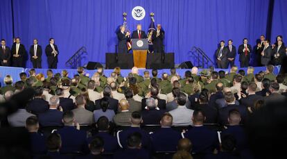 El presidente Trump comparece desde el Departamento de Seguridad Nacional.