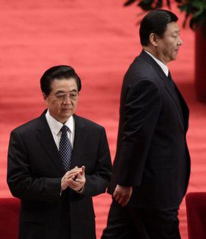 El presidente Hu Jintao y su sucesor, Xi Jinping, a finales de 2010.