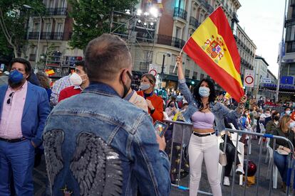 Asistentes a la celebración de los resultados electorales en la sede del PP en la calle Génova de Madrid.