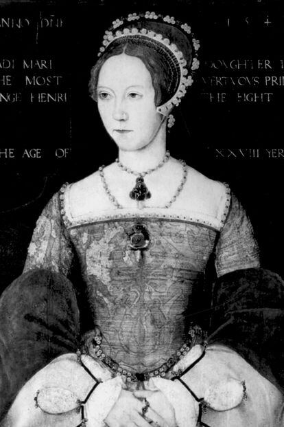 María I de Escocia
En 1567, la reina de los escoceses abdicó en nombre de su hijo Jacobo. Su razón fue quizá la más pragmática y también la más común en la historia: salvar la vida. Aunque la medida le sirvió solo para aplazar su trágico destino porque fue sentenciada a muerte 20 años después. Su prima, la reina Isabel I, firmó el veredicto acusándola de traición.