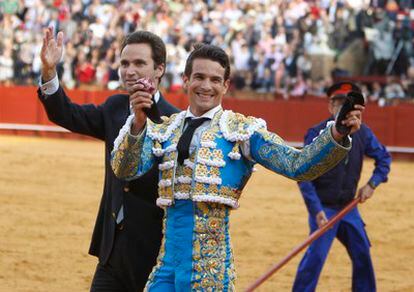 El diestro José María Manzanares, a quien le han sido concedidos los máximos trofeos simbólicos, da la vuelta al ruedo acompañado del titular de la ganadería de Núñez del Cuvillo, Joaquín Núñez, tras la faena a su primer toro, que ha sido indultado, acontecimiento inédito en esta plaza en los últimos años.