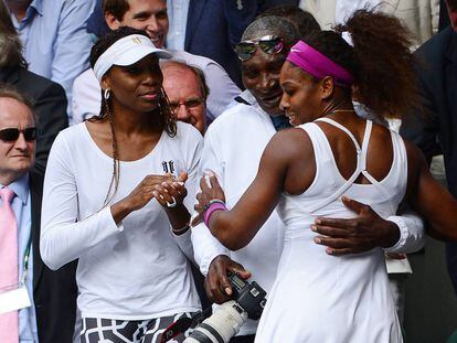 Robert Williams abraza a su hija Serena, ante la mirada de Venus Williams, después de la final de Wimbledon de 2012.