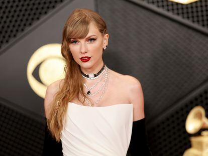Taylor Swift, a su llegada a la alfombra roja de los Grammy.