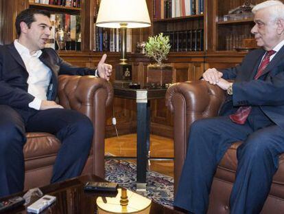 El primer ministro griego, Alexis Tsipras (i), recibe al presidente de la Rep&uacute;blica helena, Prokopis Pavl&oacute;pulos, en la presidencia de Atenas, Grecia, hoy, mi&eacute;rcoles 8 de julio de 2015. 