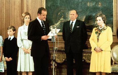 14 de mayo de 1977. Don Juan de Borbón, Conde de Barcelona, cede sus derechos dinásticos al rey Juan Carlos. De izda a dcha: el Príncipe Felipe, la reina Sofía, el rey Juan Carlos, Don Juan y doña Mercedes en el palacio de la Zarzuela.
