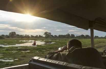 Es un continente inmenso que promete emociones fuertes. Pero hay que comenzar por algún sitio. Proponemos las 10 aventuras más clásicas con las que los grandes viajeros suelen adentrarse en el corazón de África, como un safari fotográfico por el delta del Okavango, en Botsuana.