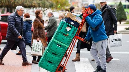 Un transportista lleva genero de alimentación, el jueves, en Álava (Vitoria).