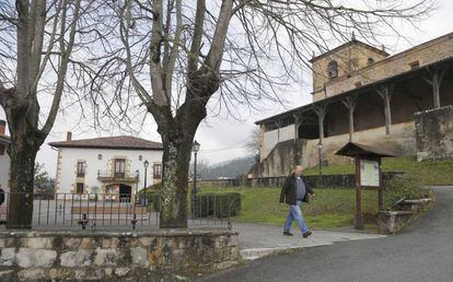 Vista de la plaza y la iglesia de Itsaso (Gipuzkoa).