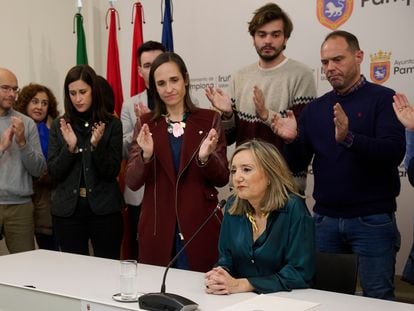 La alcaldesa de Pamplona, Cristina Ibarrola, durante la rueda de prensa con su equipo en el Ayuntamiento, tras conocer la moción de censura que dará la alcaldía a EH Bildu.