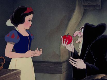 Blancanieves y la bruja, en un fotograma de la pel&iacute;cula de Disney de 1937. 