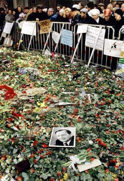 Los suecos rinden homenaje a Olof Palme en marzo de 1986.
